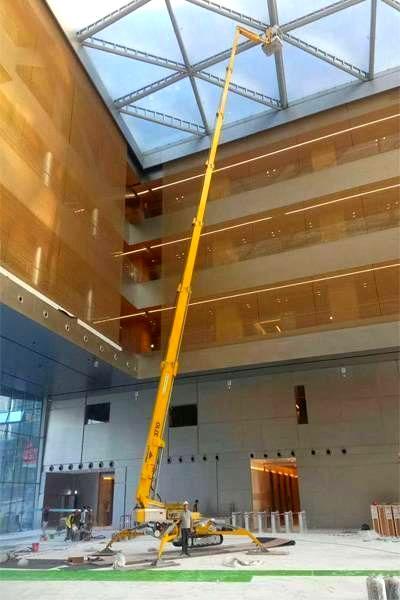 37米蜘蛛车在深圳滨海腾讯大厦安装灯具